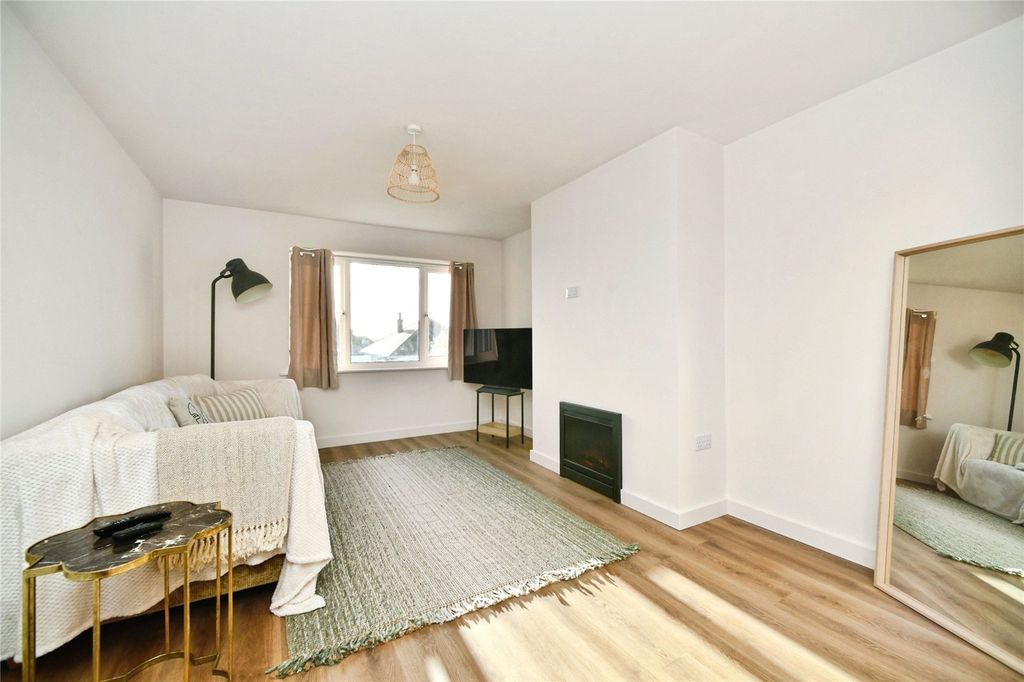 Property photo 3 of 21 Living Room