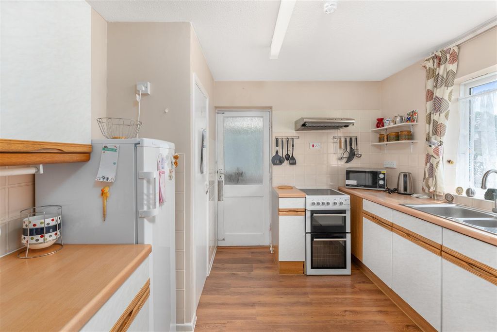 Property photo 3 of 16 1 Poplar Close, Banbury-6.Jpg