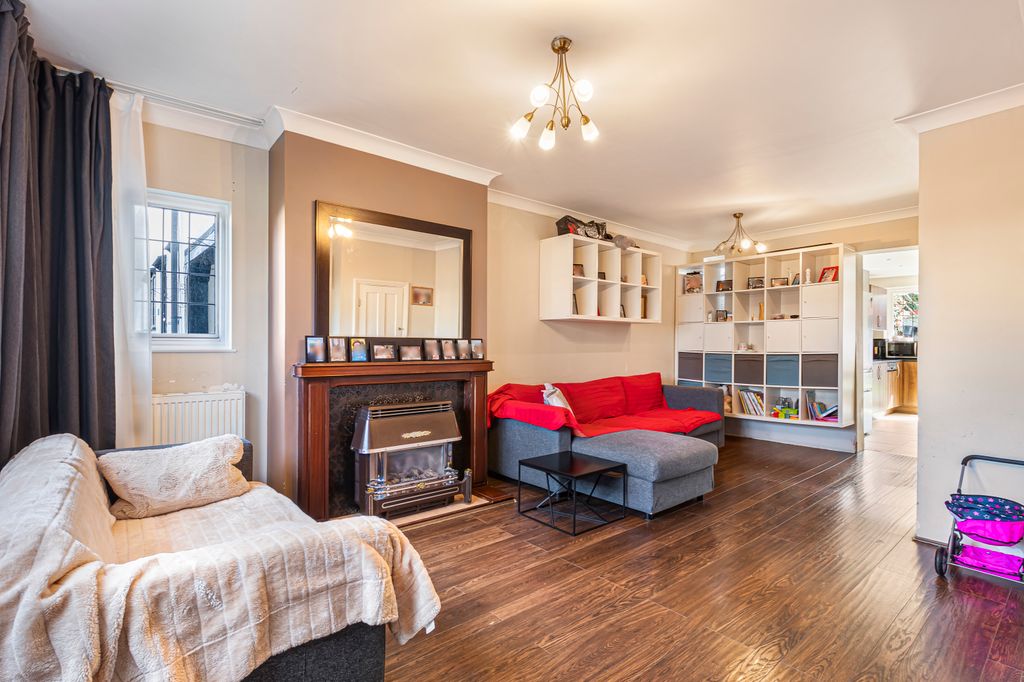 Property photo 3 of 19 Lounge