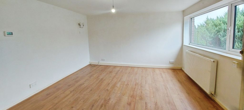 Property photo 3 of 13 Lounge