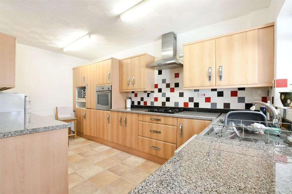 Property photo 2 of 18 Fitted Kitchen/Dining Room