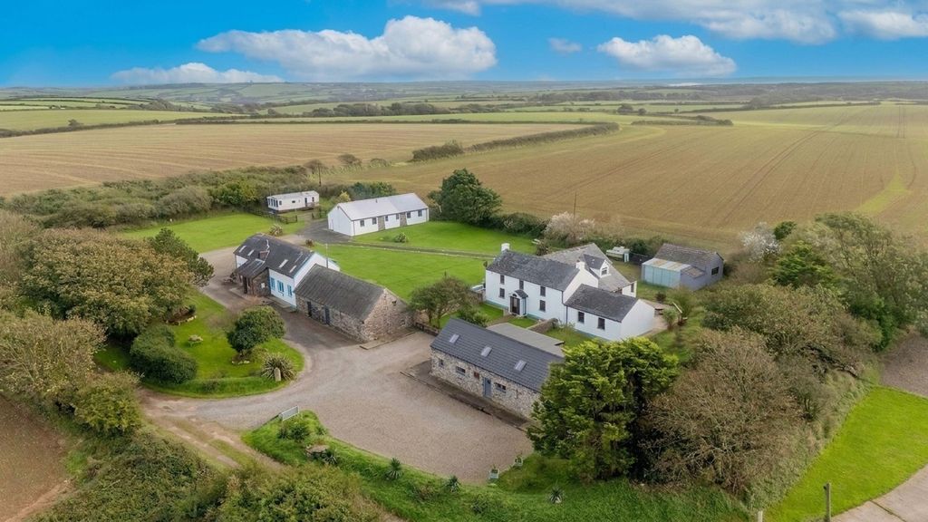 Property photo 1 of 102