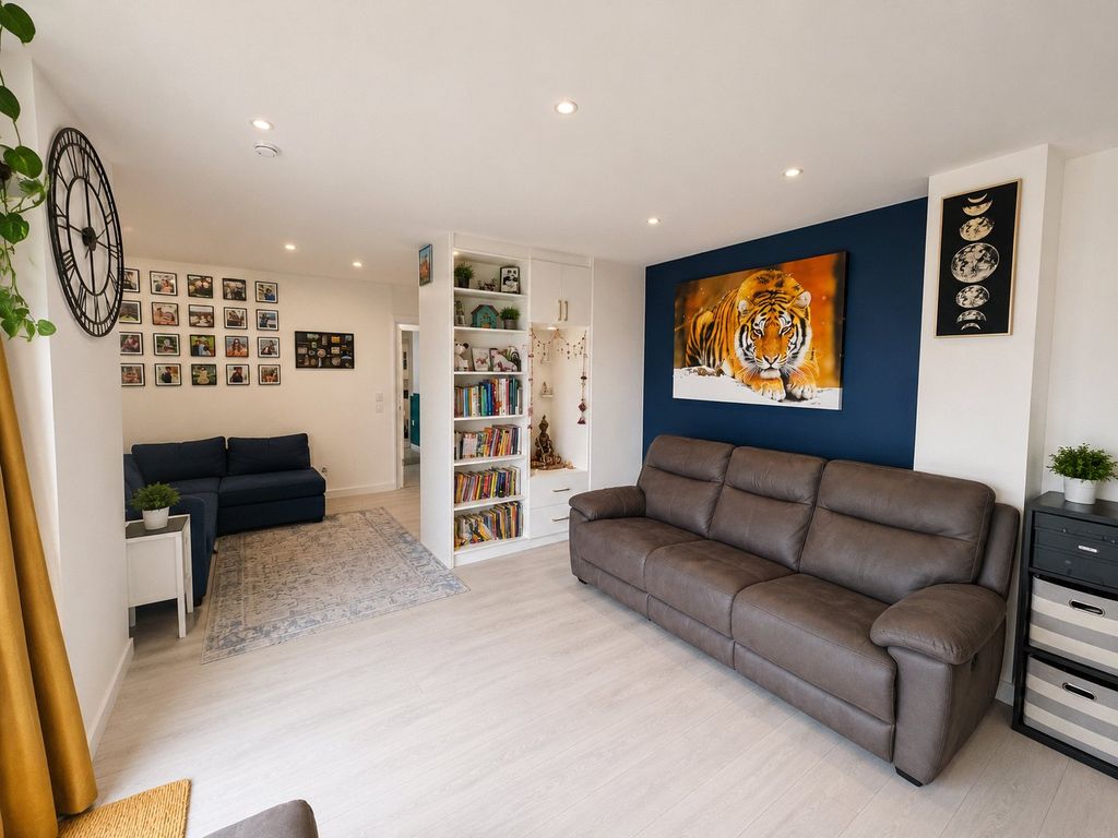 Property photo 3 of 10 Reverse Lounge