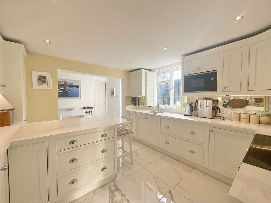 Property photo 2 of 25