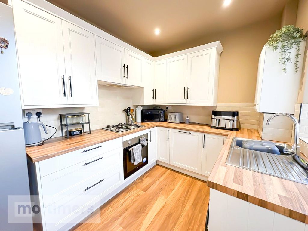 Property photo 3 of 20 Kitchen