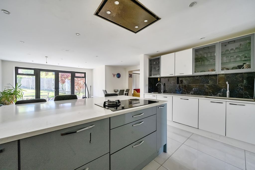 Property photo 2 of 23 1453077-3-69F2047...