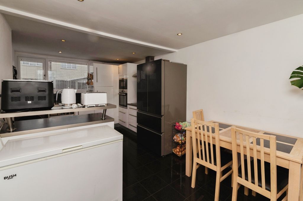 Property photo 2 of 16 20Peterboroughwaypeterboroughwaybasildonss143Qe