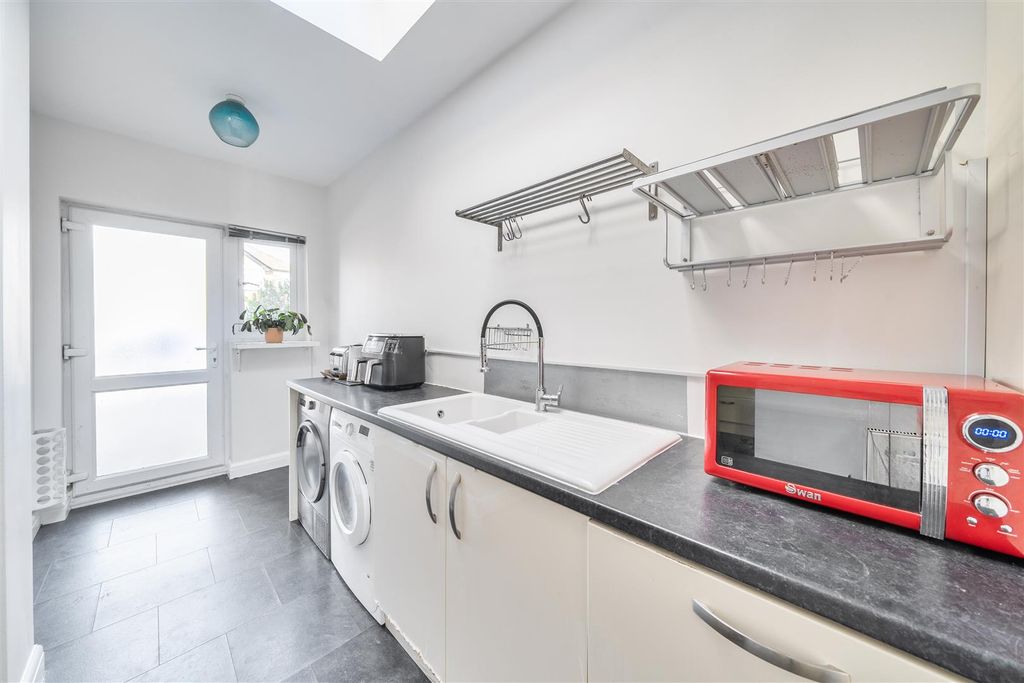 Property photo 3 of 15 Frankland Road - Utility.Jpg