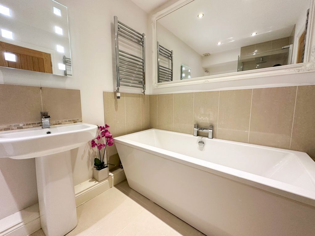Property photo 2 of 19 Bathroom