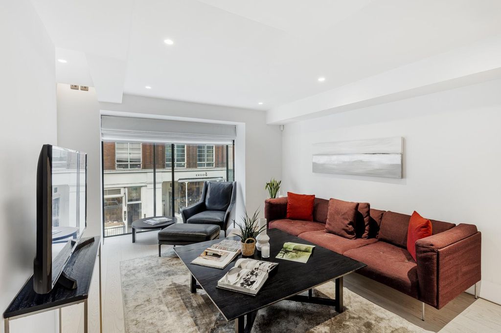 Property photo 1 of 8 Living Room