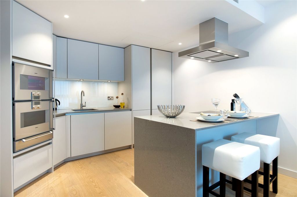 Property photo 3 of 10 Kitchen
