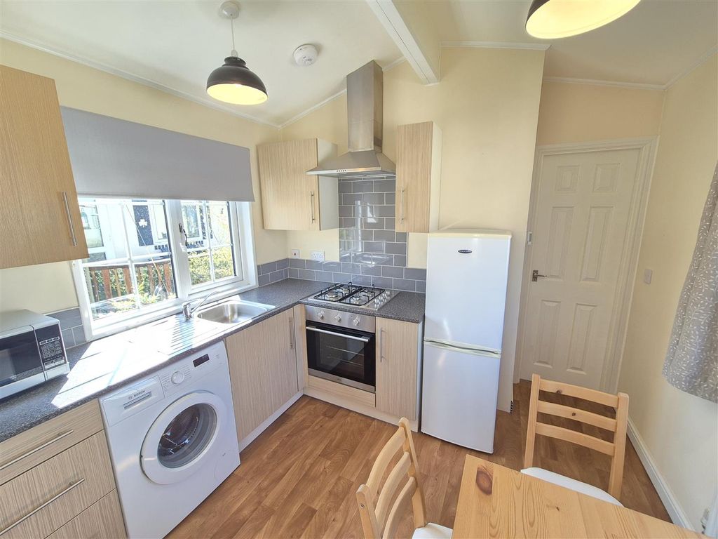 Property photo 2 of 11 Dining Kitchen