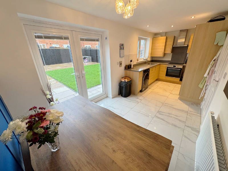Property photo 3 of 31 Dining Kitchen