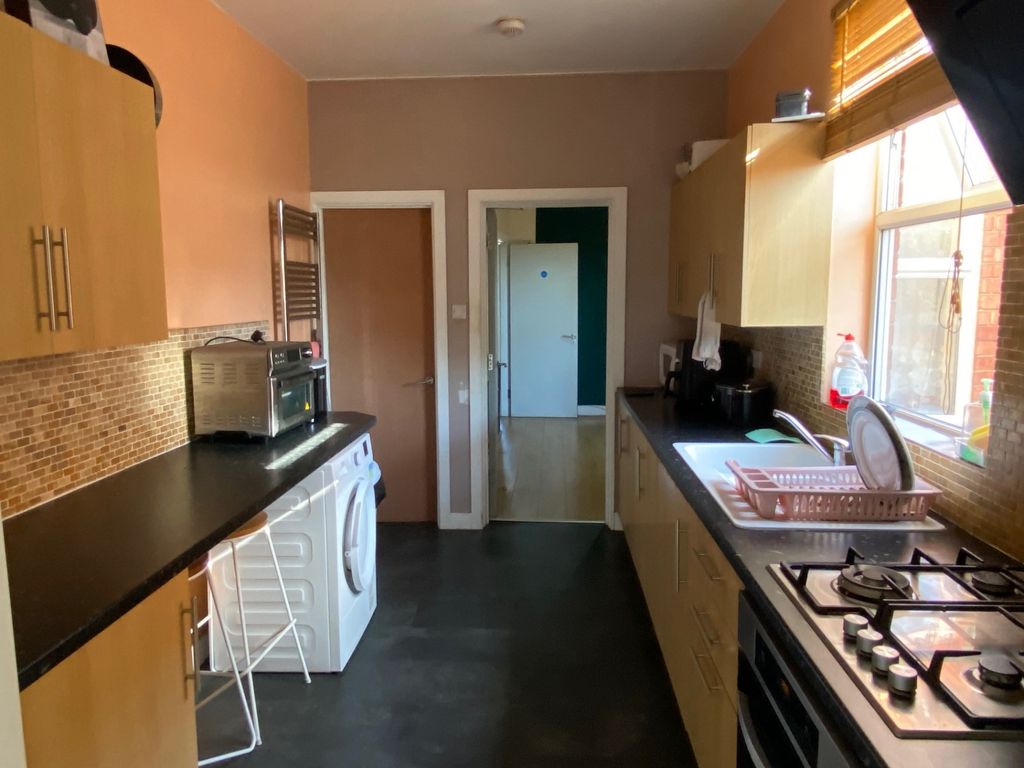 Property photo 2 of 9 Kitchen