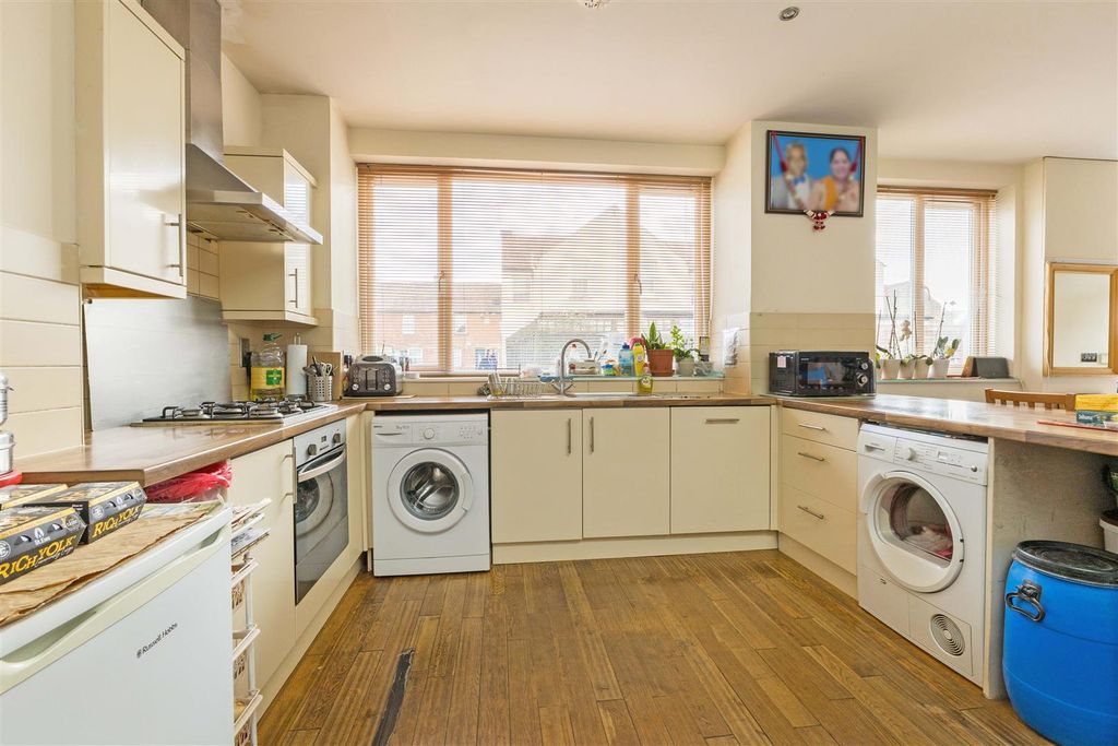 Property photo 3 of 16 4 Asprey Place-9.Jpg