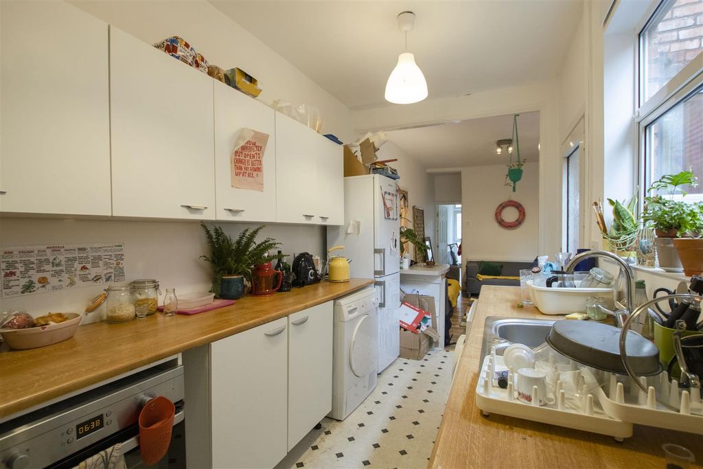 Property photo 3 of 10 Kitchen