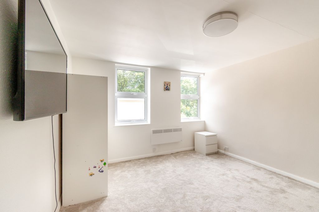Property photo 2 of 4 8564282-Interior10