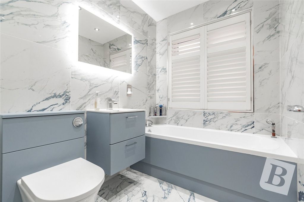 Property photo 3 of 19 Family Bathroom