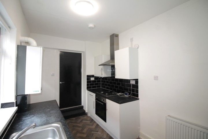 Property photo 3 of 8 Kitchen 2