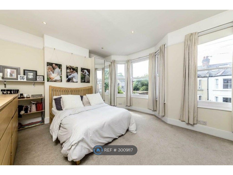 Property photo 3 of 5 Large Bedroom