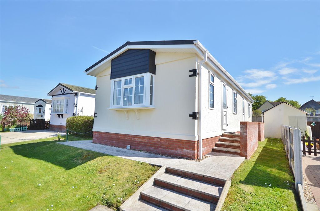 Property photo 1 of 14 Outside - Front