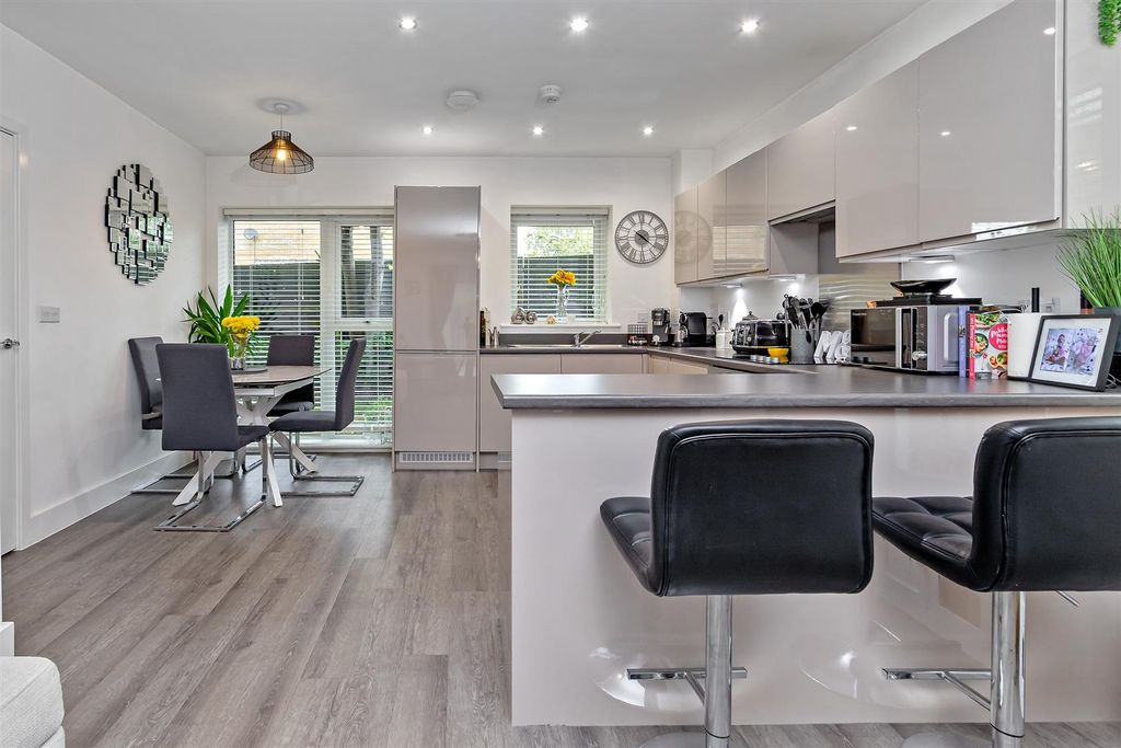 Property photo 3 of 23 52Hansellgardens-44.Jpg