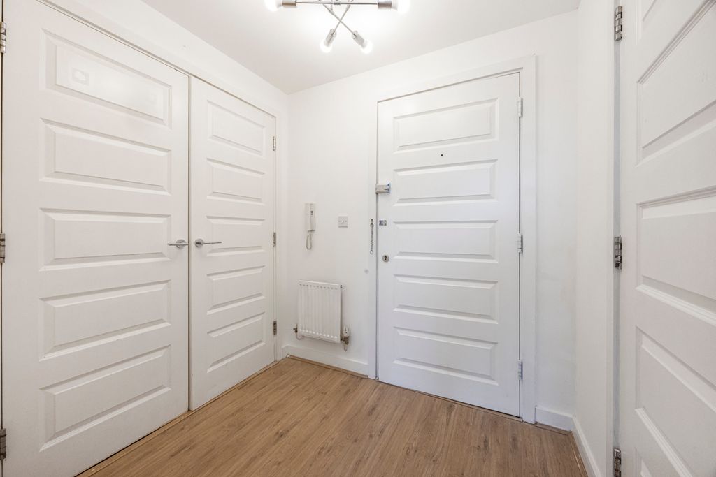 Property photo 2 of 12 27 Gateway Court Parham Drive -012