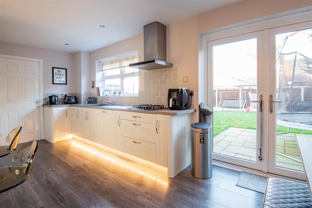 Property photo 3 of 20 Kitchen / Diner