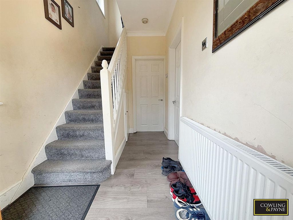 Property photo 2 of 10 Hallway
