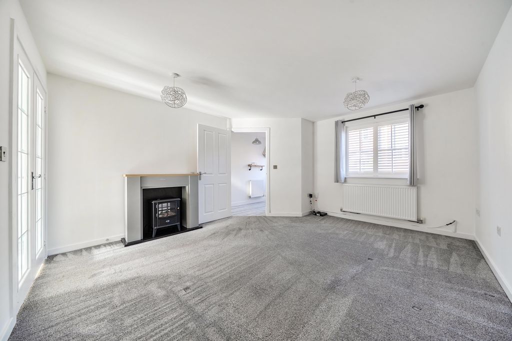 Property photo 2 of 19 Lounge