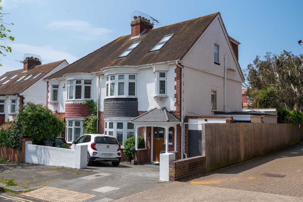 Property photo 2 of 31