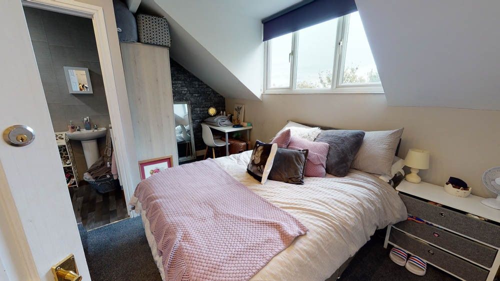 Property photo 3 of 15 A Cozy Double Bedroom Featuring A Comfortable Bed ...