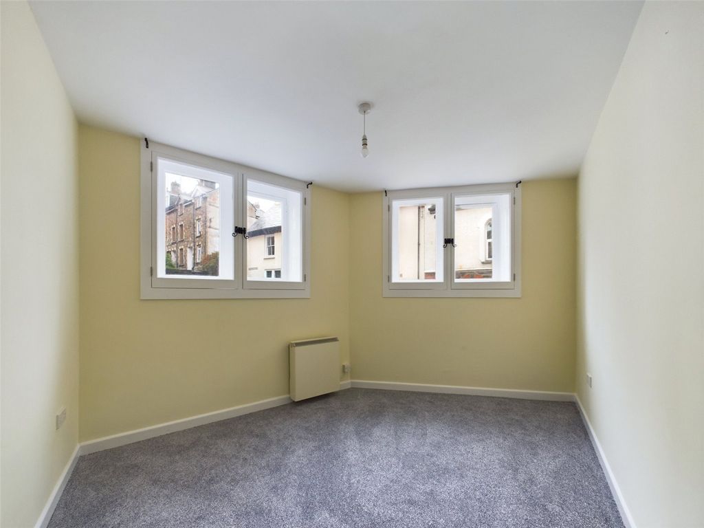 Property photo 2 of 8 Picture No. 16