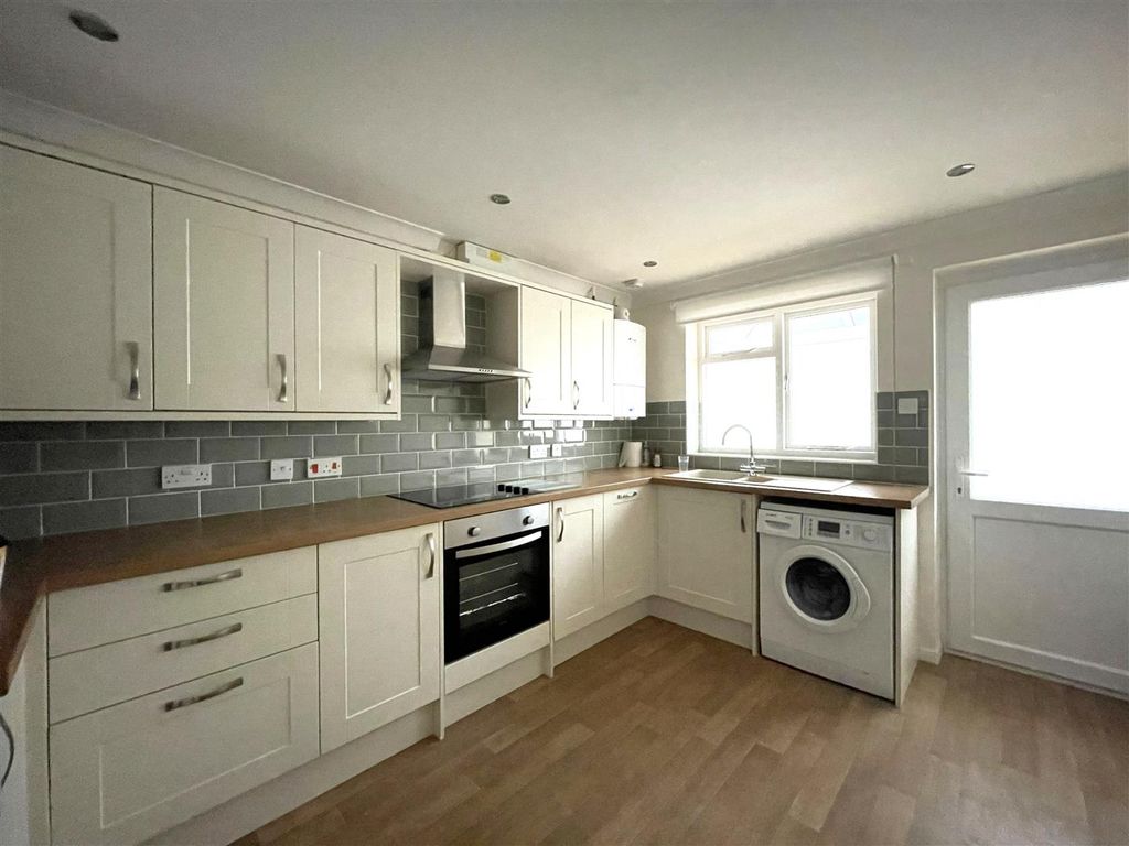 Property photo 2 of 10 Kitchen.Jpg