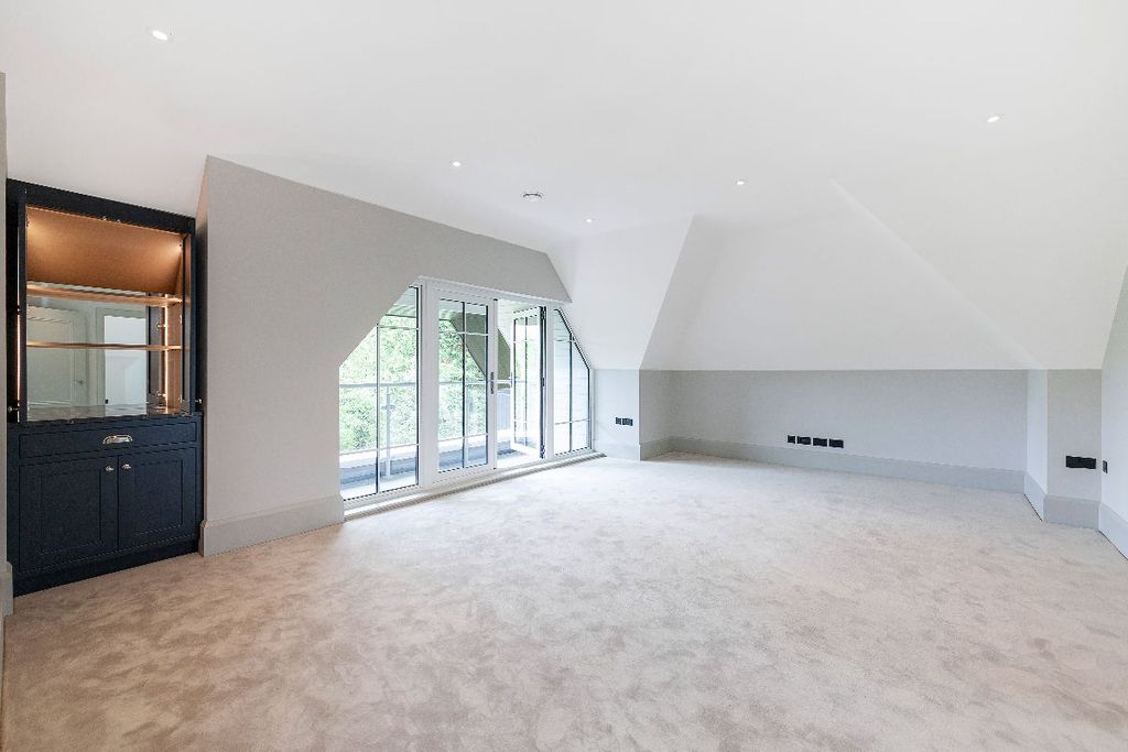 Additional image 9 of 3 bed flat for saleNew Road, Esher KT10