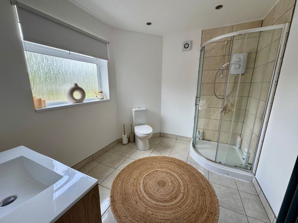 Property photo 2 of 11 Showe Room