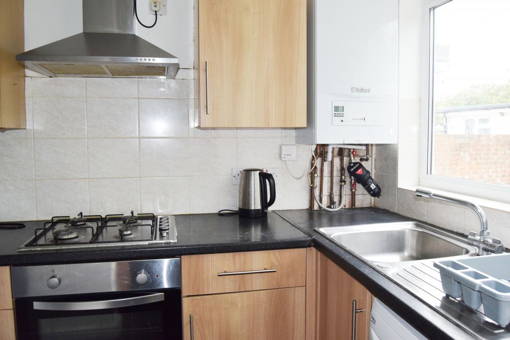 Property photo 1 of 6 2 Bed Semi-Detached House To Rent Byward Avenue, Feltham Tw14