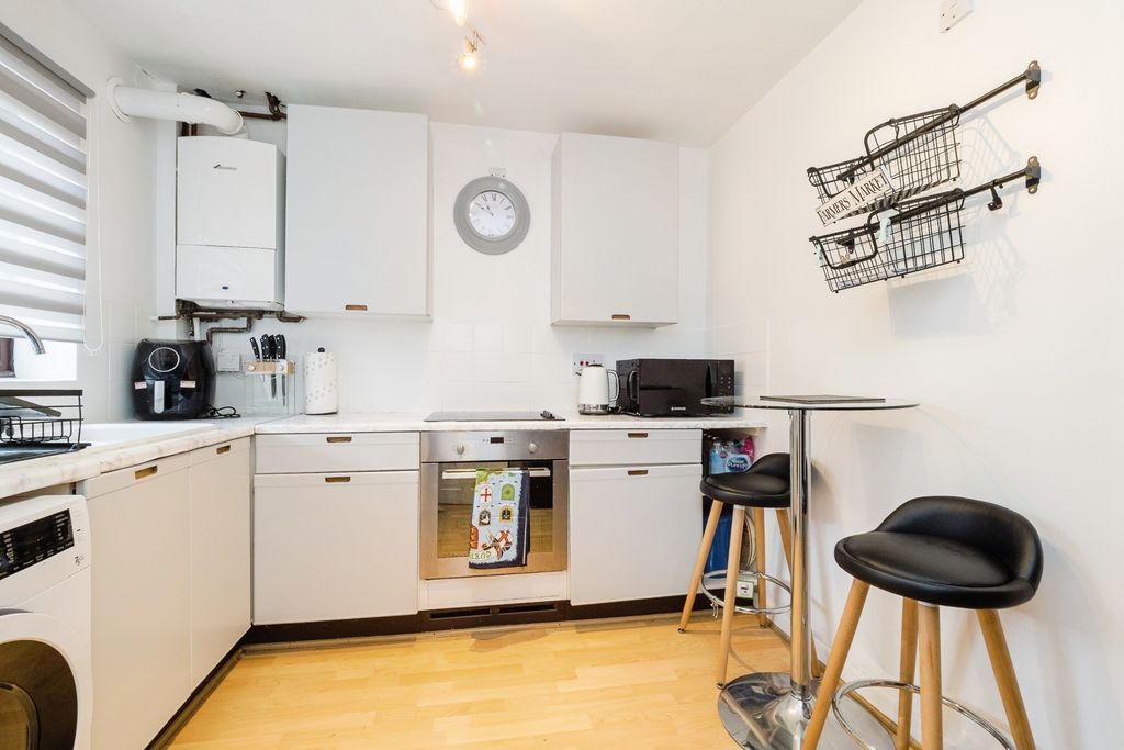Property photo 3 of 18 Kitchen