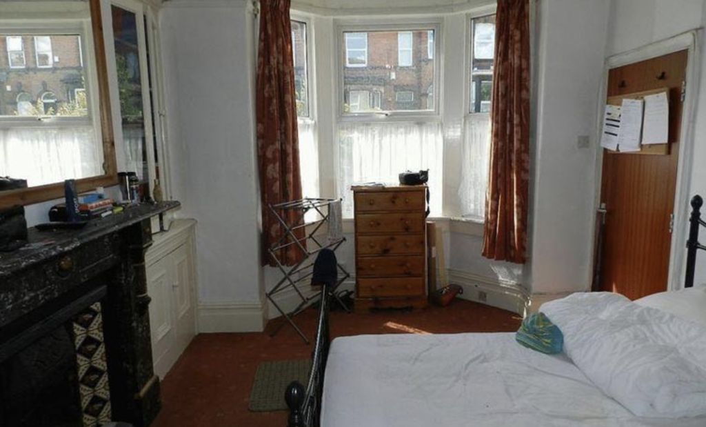 Property photo 3 of 6 A Cozy And Well-Maintained Bedroom Featuring A Dou...