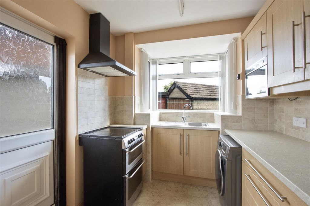 Property photo 3 of 14 Kitchen