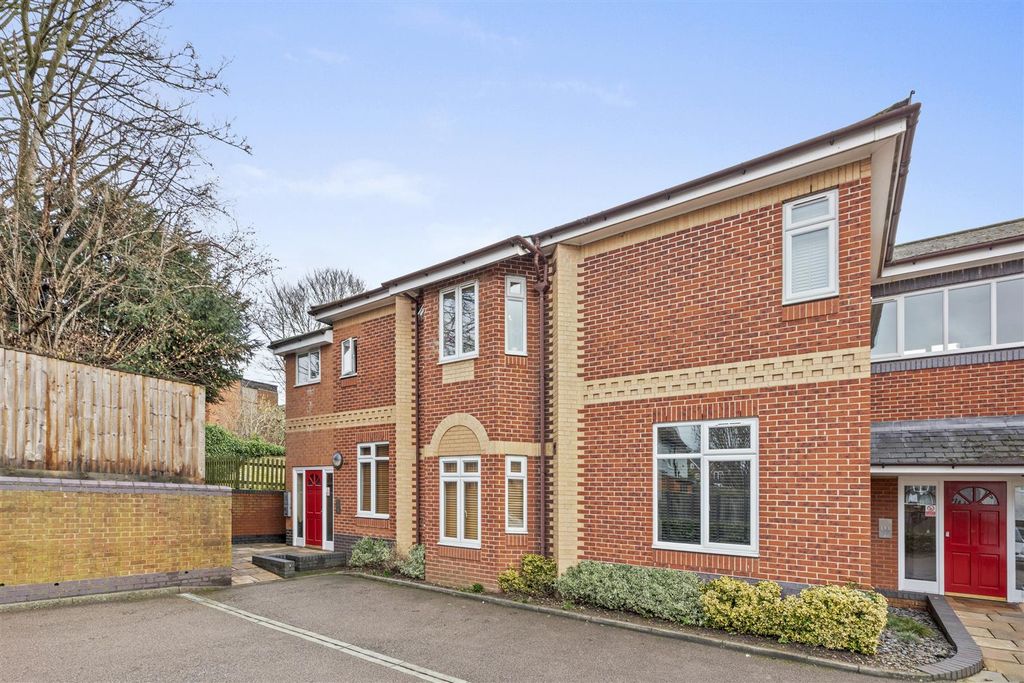 Property photo 2 of 12 Flat 8, Riversdale House, 41, London Rd, Hp11 1Bn-