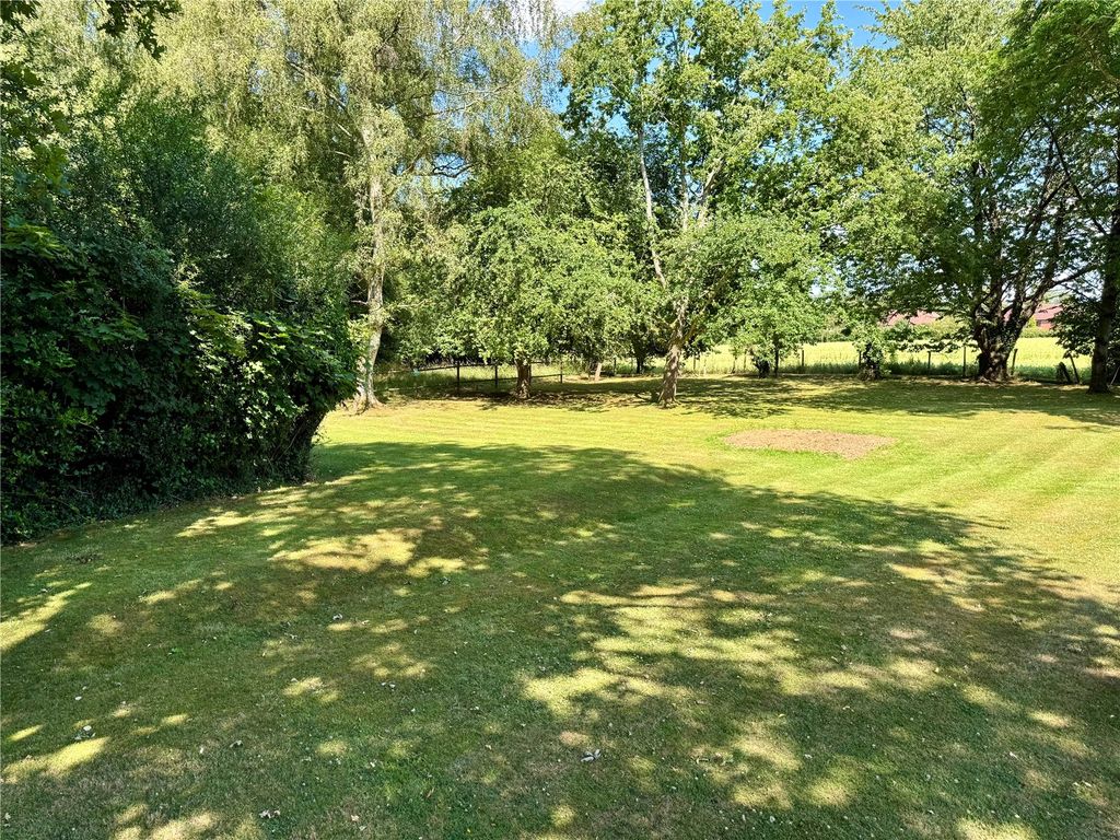 Property photo 3 of 15 Front Side Garden
