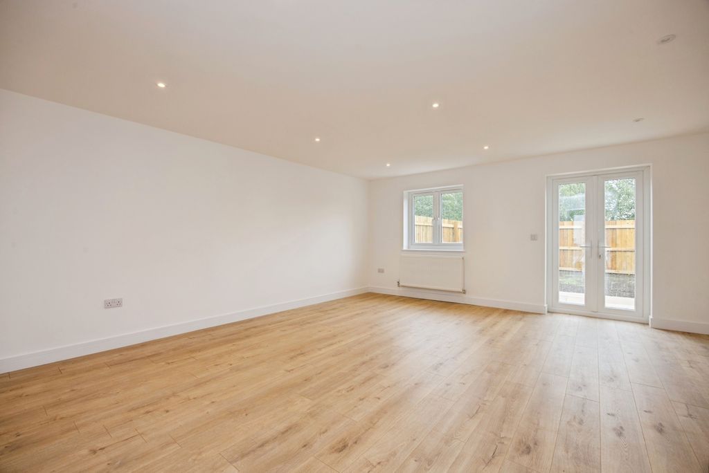 Property photo 3 of 20 Pbox-Img.Jpg