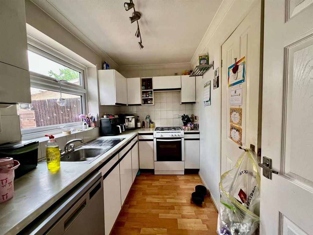 Property photo 3 of 10 Kitchen