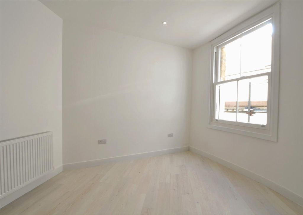 Property photo 3 of 7 3 - Three Bedroom Flat For Auction, Westbury-On-Tr
