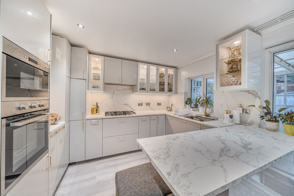 Property photo 2 of 21 1355908-11-68cc3F...
