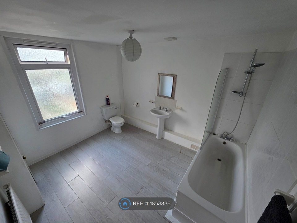 Property photo 3 of 11 Bathroom