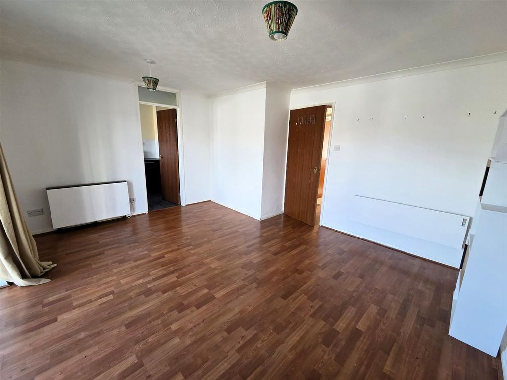 Property photo 3 of 17 Lounge .Jpg