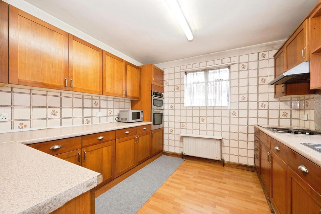 Property photo 2 of 19 Kitchen