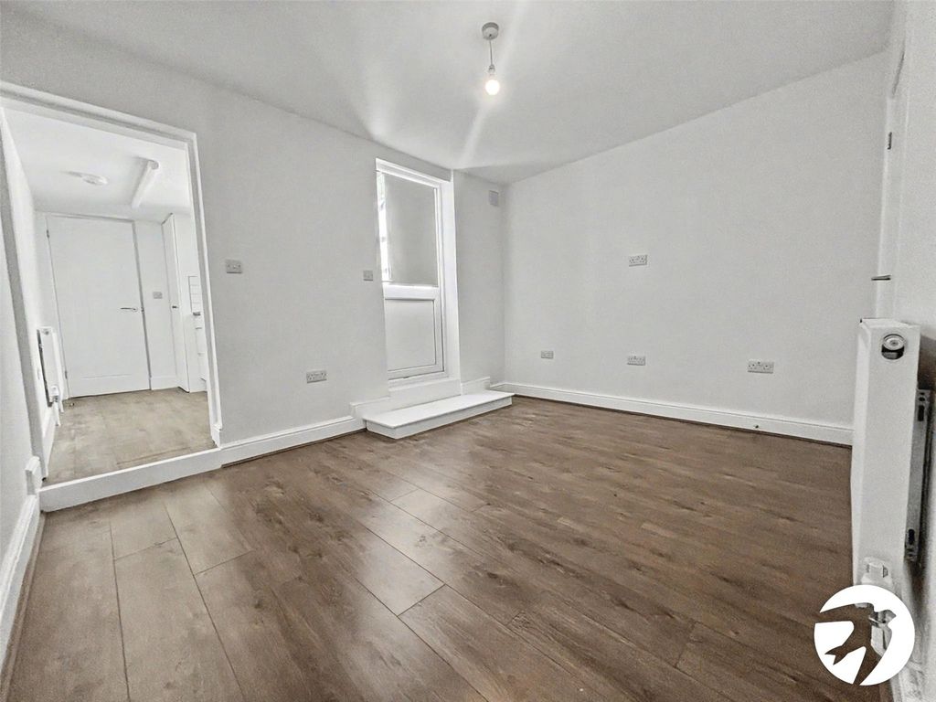 Property photo 3 of 11 Dining Area